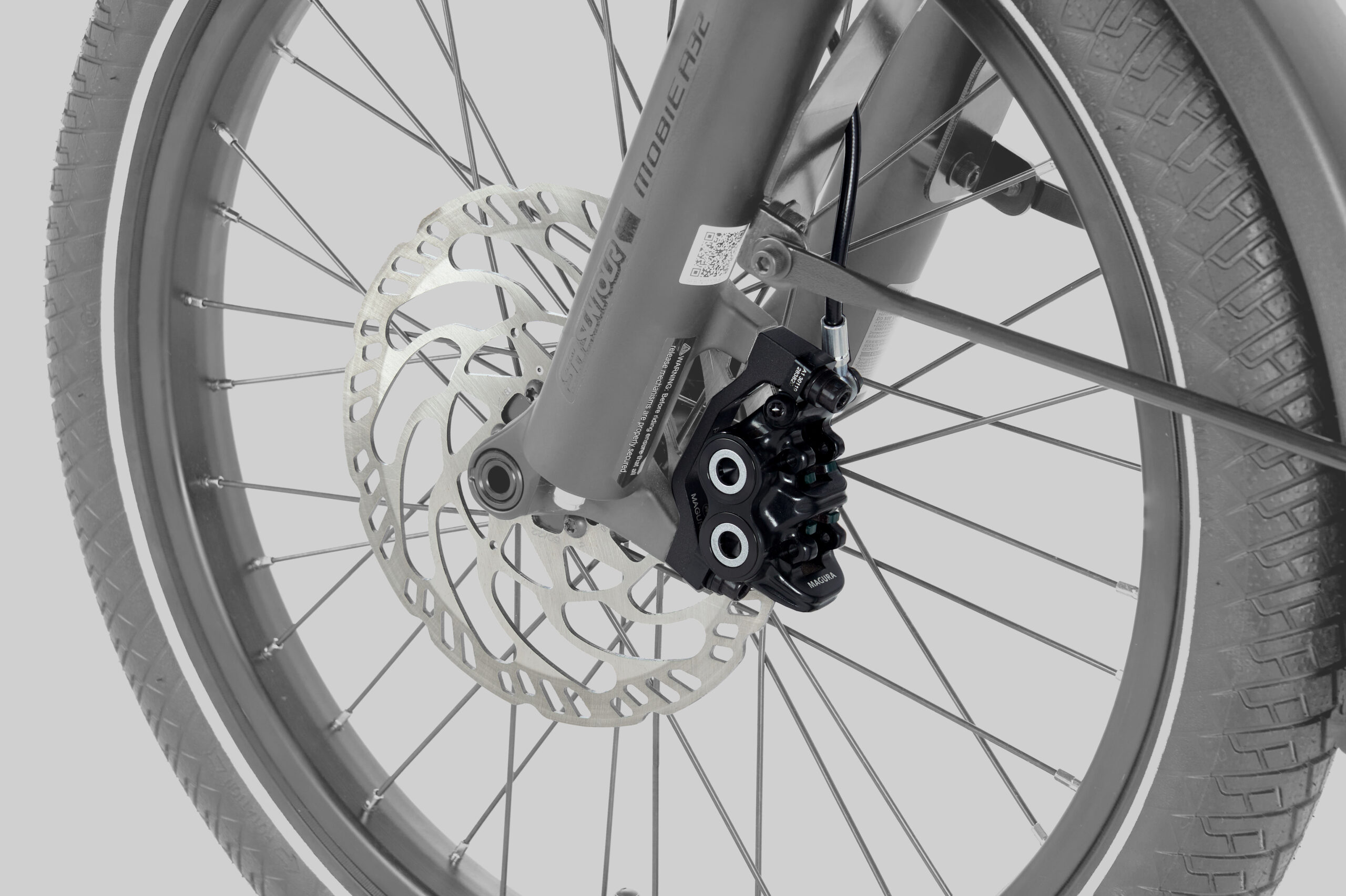 Kräftig zupackend und perfekt zu dosierend MAGURA MT5 Schibnbremsen.