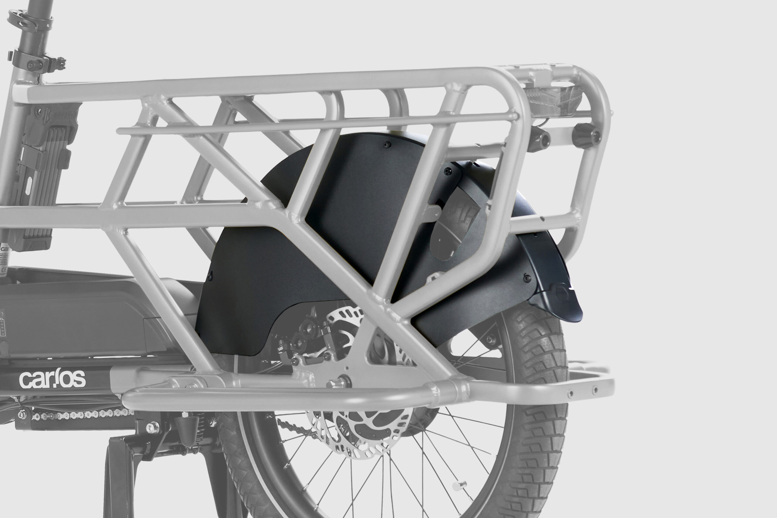 Großflächige Hinterrad-Verkleidung zum Schutz der Passagiere.