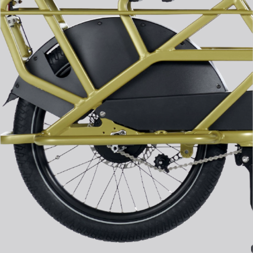 Großflächige Radverkleidung und Kettenschutz.