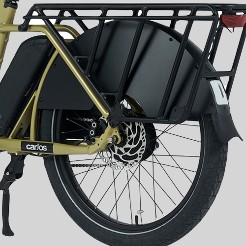 Großflächige Radverkleidung.